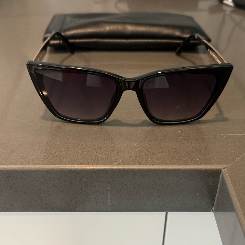 Quay brand new never worn sunglasses